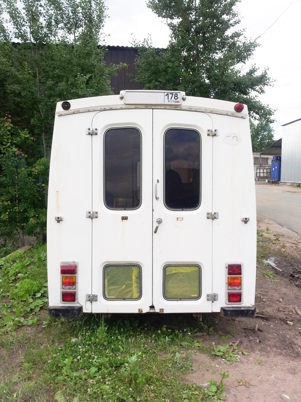 Работы по стеклопластику — Ford Transit (3G), 2,5 л, 1981 года ...