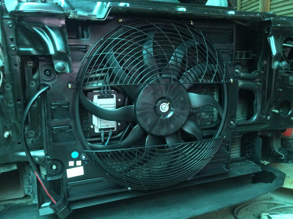 Должен ли включаться вентилятор кондиционера. Вентилятор кондиционера БМВ 39. Мотор вентилятора кондиционера БМВ е39. Дополнительный вентилятор БМВ е39. Вентилятор радиатор е53 м54.