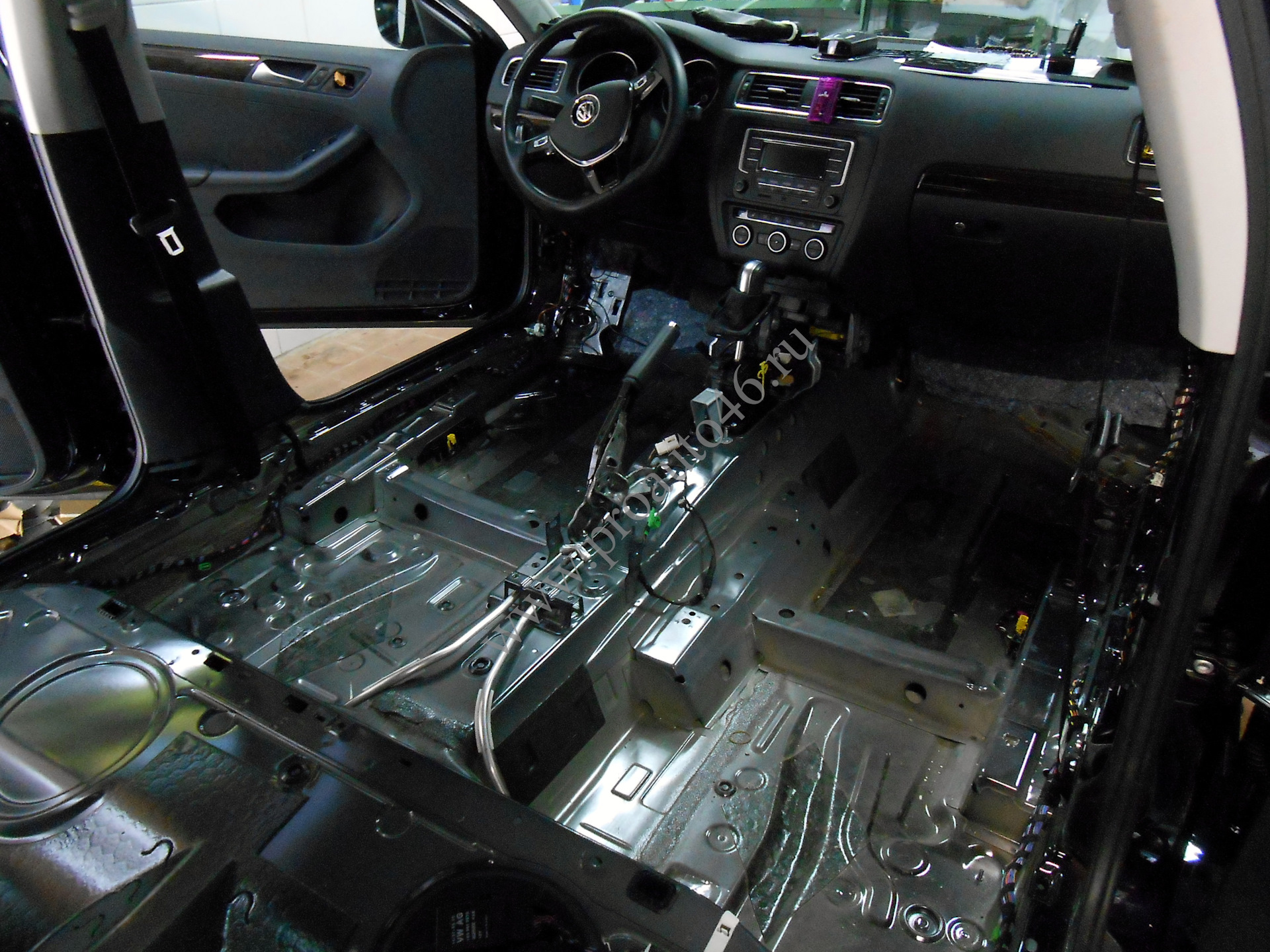 Шумоизоляция дверей jetta 6. Шумоизоляция jetta. Шумоизоляция моторного щита джетта 6. Шумоизоляция задней полки джетта 6. Штатная шумоизоляция фольксваген в6.