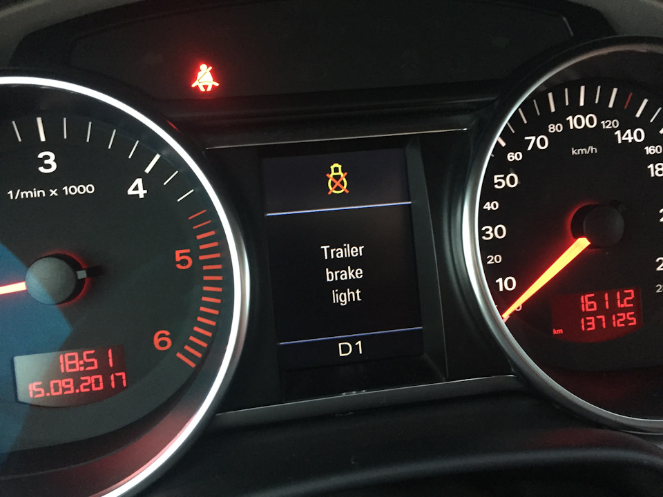 В машине показывает, что лампочка не работает на прицепи — Audi Q7 (1G). Запчасти на фото: Q0100