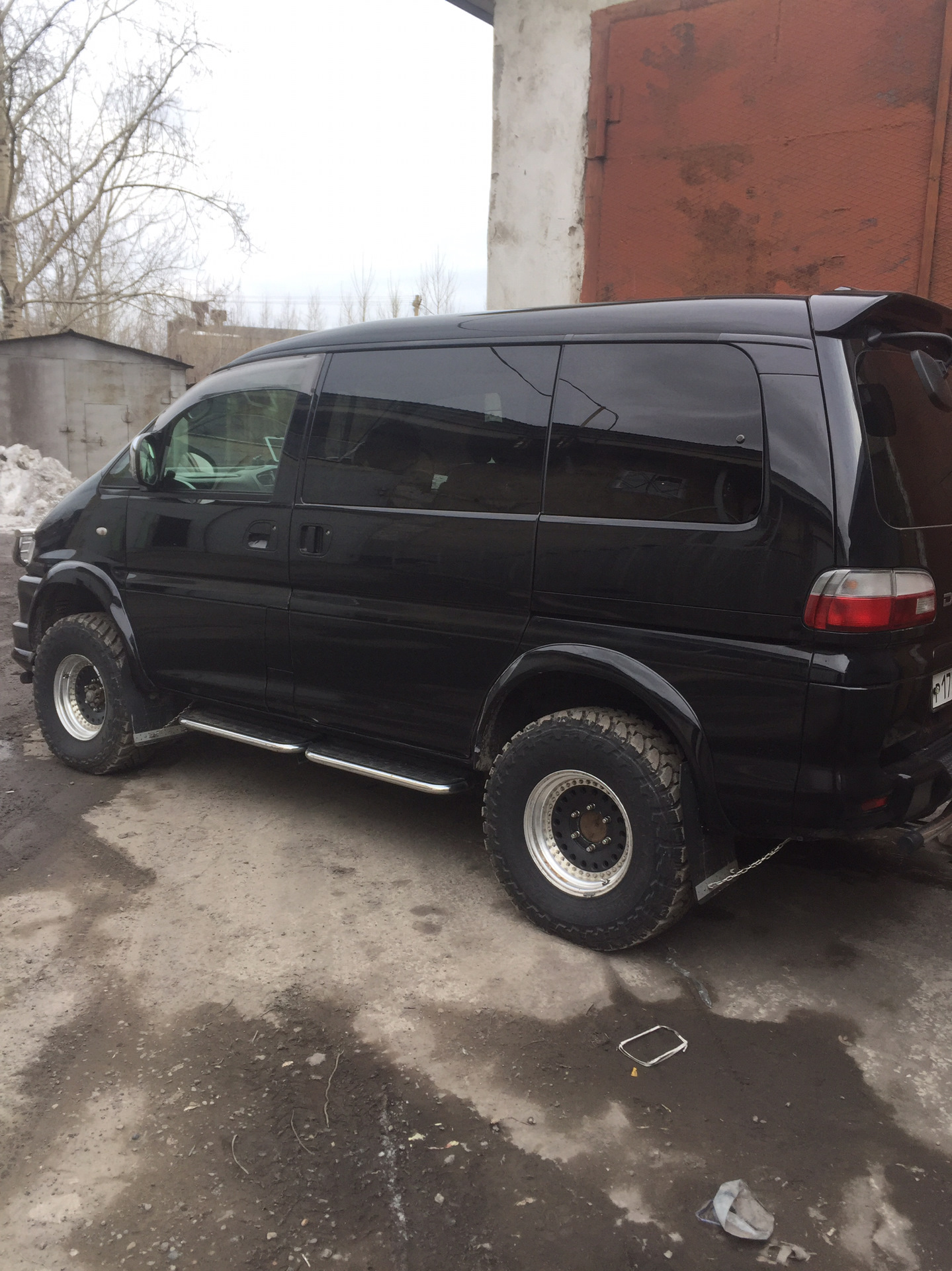 Митсубиси делика на 33 колёсах. Mitsubishi delica d2. Резина 265 70 18 на митсубиси делику. Резина 265 70 16 на митсубиси делику. Штатная резина митсубиси делика.