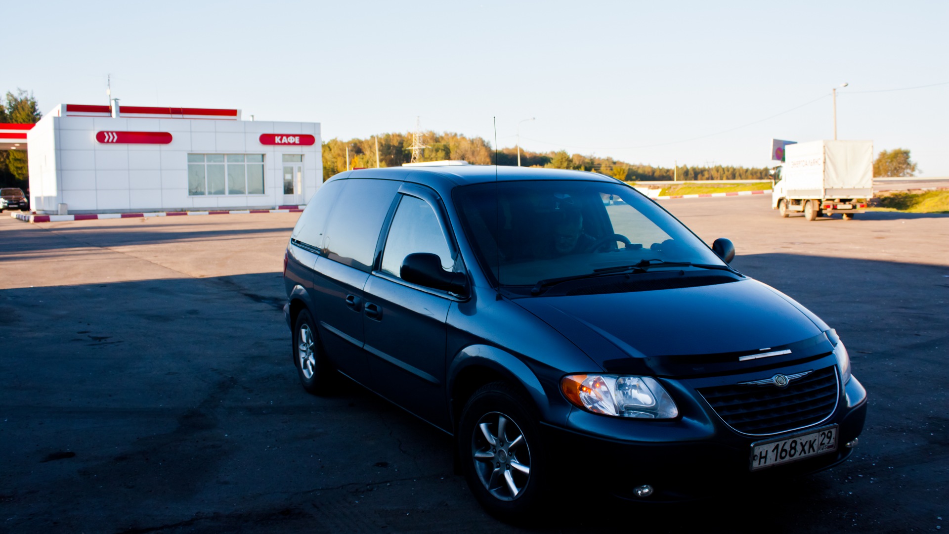 Chrysler Voyager (4G) 2.4 бензиновый 2002 | IV Бегемот на DRIVE2