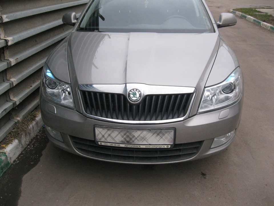 Замена ламп габаритных огней в ксеноновой блок-фаре — Skoda Octavia A5 ...