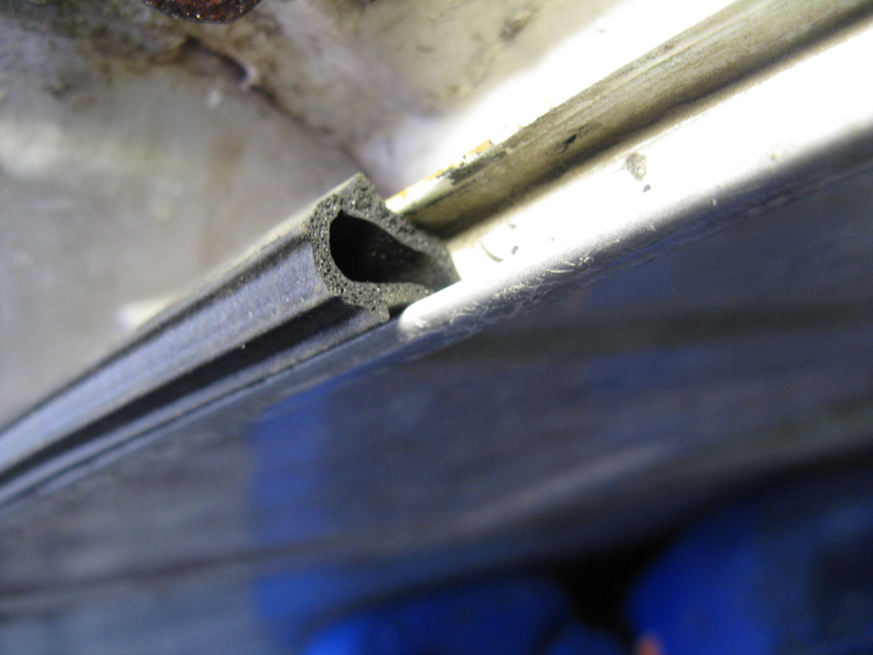 Я пробовал ставить этот уплотнитель с отрезанной нижней частью, уплотнение есть, но не очень хорошее — Volkswagen Transporter T3