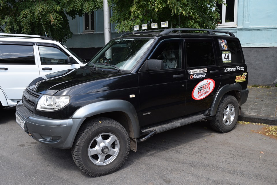 ховер н5 или уаз патриот что выбрать. c516ab2s 960. ховер н5 или уаз патриот что выбрать фото. ховер н5 или уаз патриот что выбрать-c516ab2s 960. картинка ховер н5 или уаз патриот что выбрать. картинка c516ab2s 960. Семь-десять лет назад одной из главных дилемм для тех, кто собирался купить новый рамный внедорожник за минимальные деньги, был выбор между УАЗ Патриот и Great Wall Hover. В наши дни почти ничего не изменилось – с поправкой на то, что Hover можно приобрести только подержанным. Статистика наших коллег из Авито Авто говорит, что разброс цен на эти автомобили велик ввиду наличия разных версий и долгой конвейерной жизни, но в целом что-то живое продают не менее чем за 300-350 тысяч, а на приличную машину стоит закладывать около 500. Стоит ли отдавать полмиллиона за рамный китайский внедорожник, и на что обратить внимание при выборе?