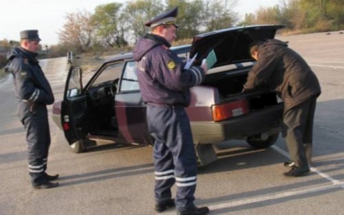 Обязан открывать багажник. Досмотр багажника автомобиля. Зачем полицейские трогают багажник.