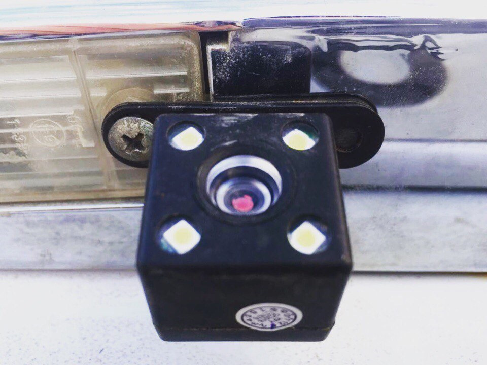 Крепление задней камеры шевроле круз. Схема подключения задней камеры авто. Как крепить заднюю камеру видеорегистратора. Варианты крепления задней камеры. Крепление для видеорегистратора vision drive.