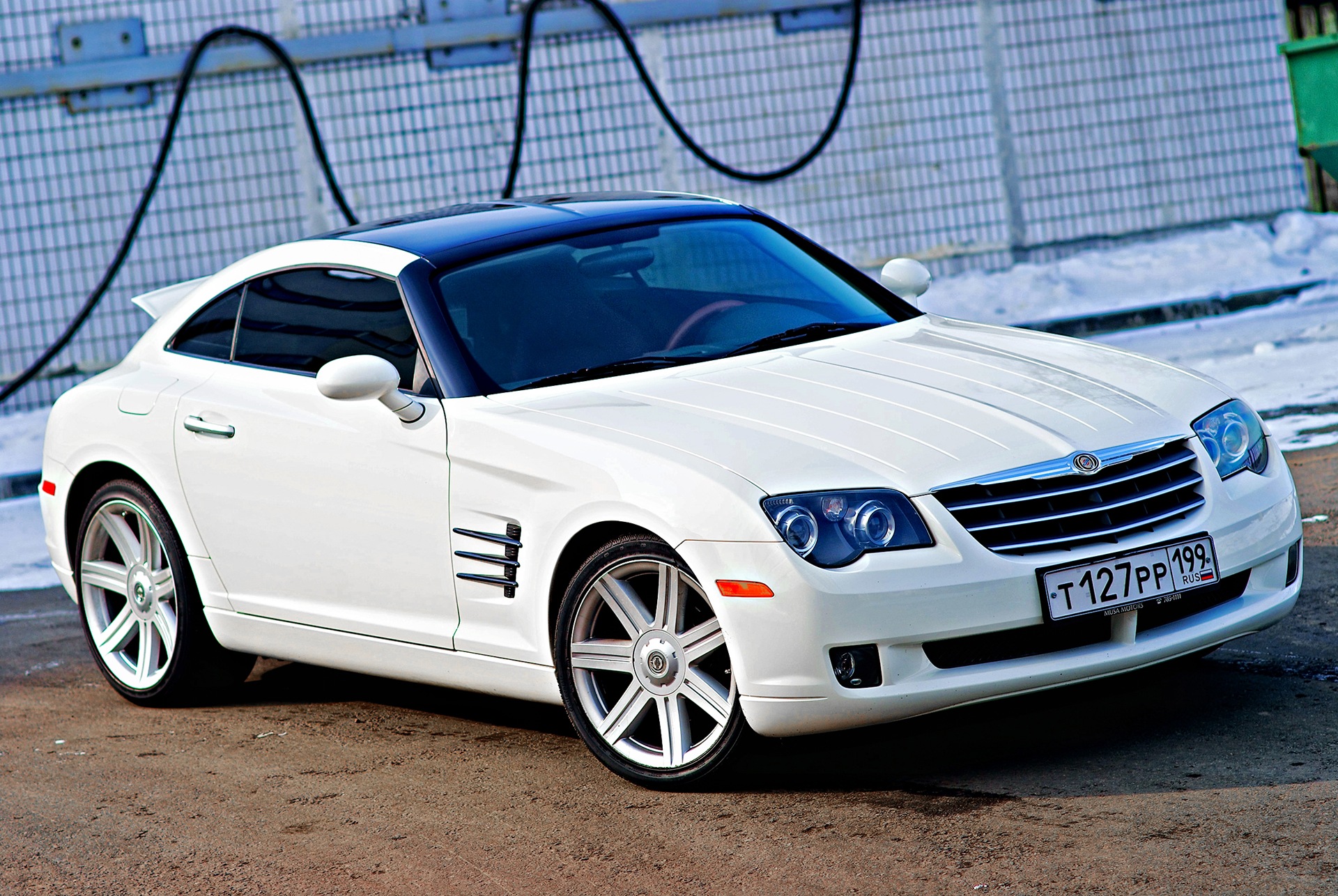 White car. Chrysler Crossfire белый. Белый кроссфаер Крайслер кроссфаер. Кроссфаер машина белая. Белый автомобиль.