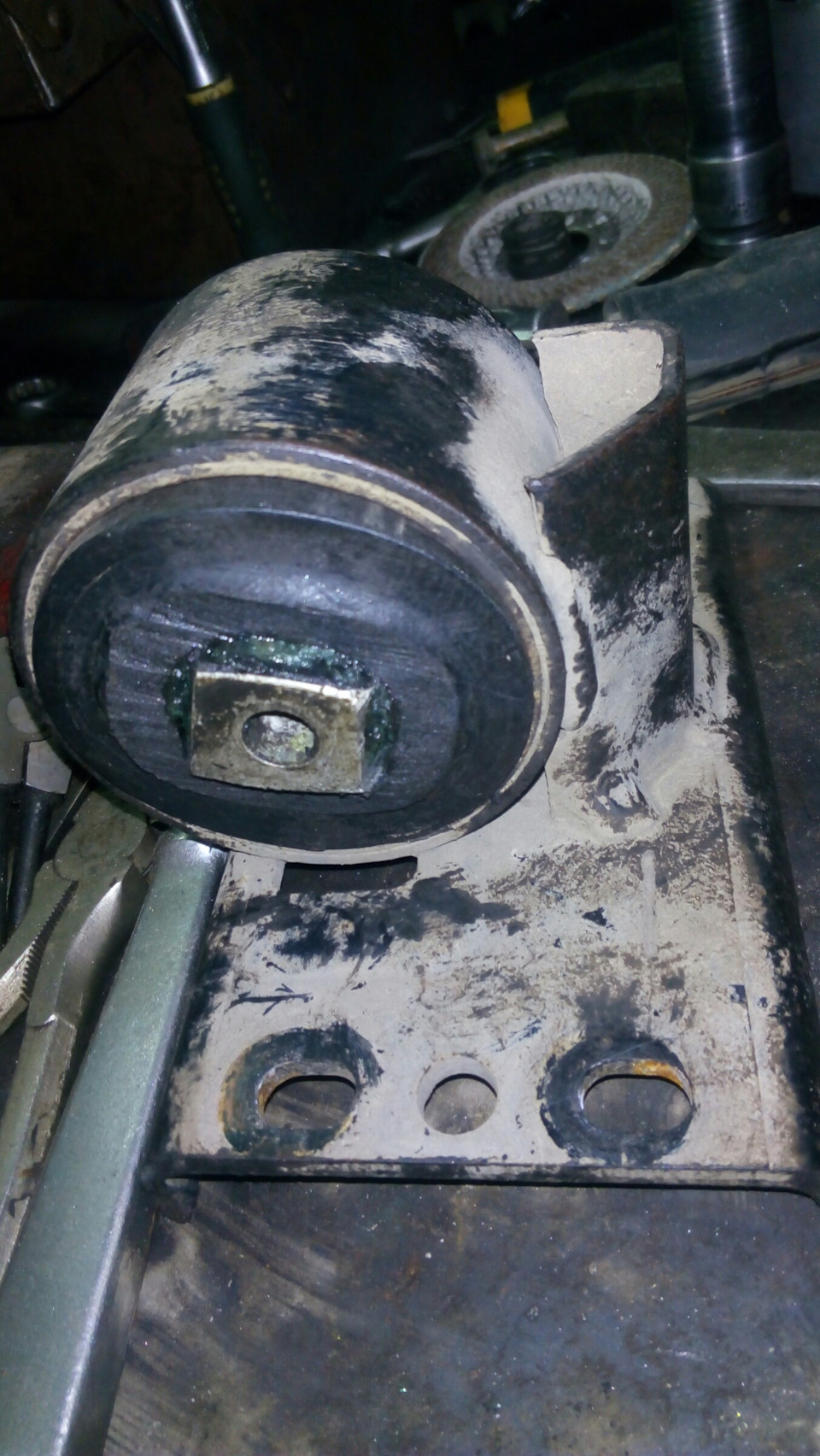 Вставил их на место и обильно облив смазкой литиевой загнал прессом туда центр — Volkswagen Caravelle (T3)