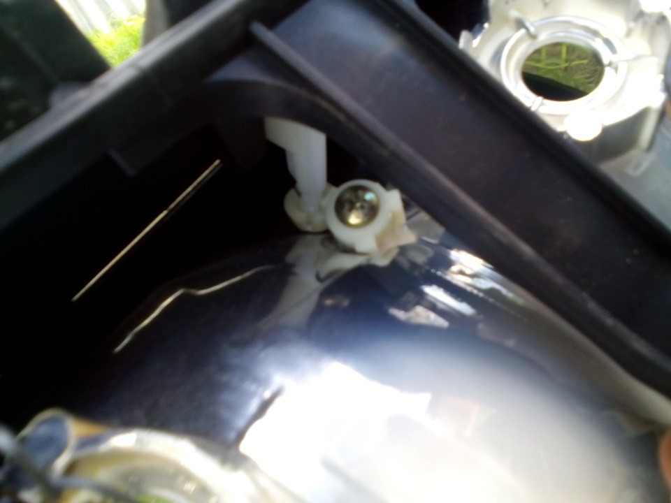 как поставить отражатель фары обратно в шарниры. — FIAT Doblo (1G), 1,9 ...