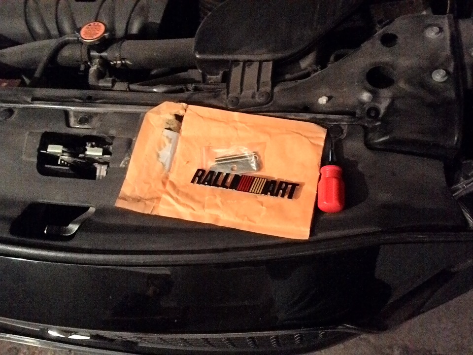 Шильдик RALLIART — Mitsubishi Outlander XL, 2,4 л, 2011 года ...