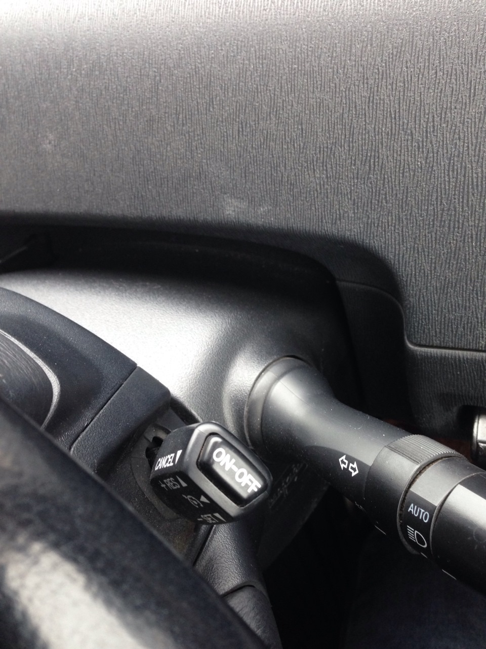 Разъемы под рулем тойота приус. Круиз тойота приус 30. 4. Круиз контроль приус 30. Разъему подключения круиз контроля приус 30.