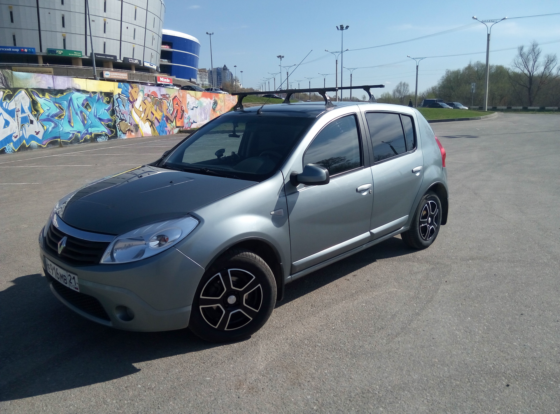 Диски на сандеро. Рено Сандеро на 17 дисках. Рено Сандеро 1 на 17 дисках. Renault Sandero 1 на 16 дисках. Рено Сандеро 1 на 16 дисках.