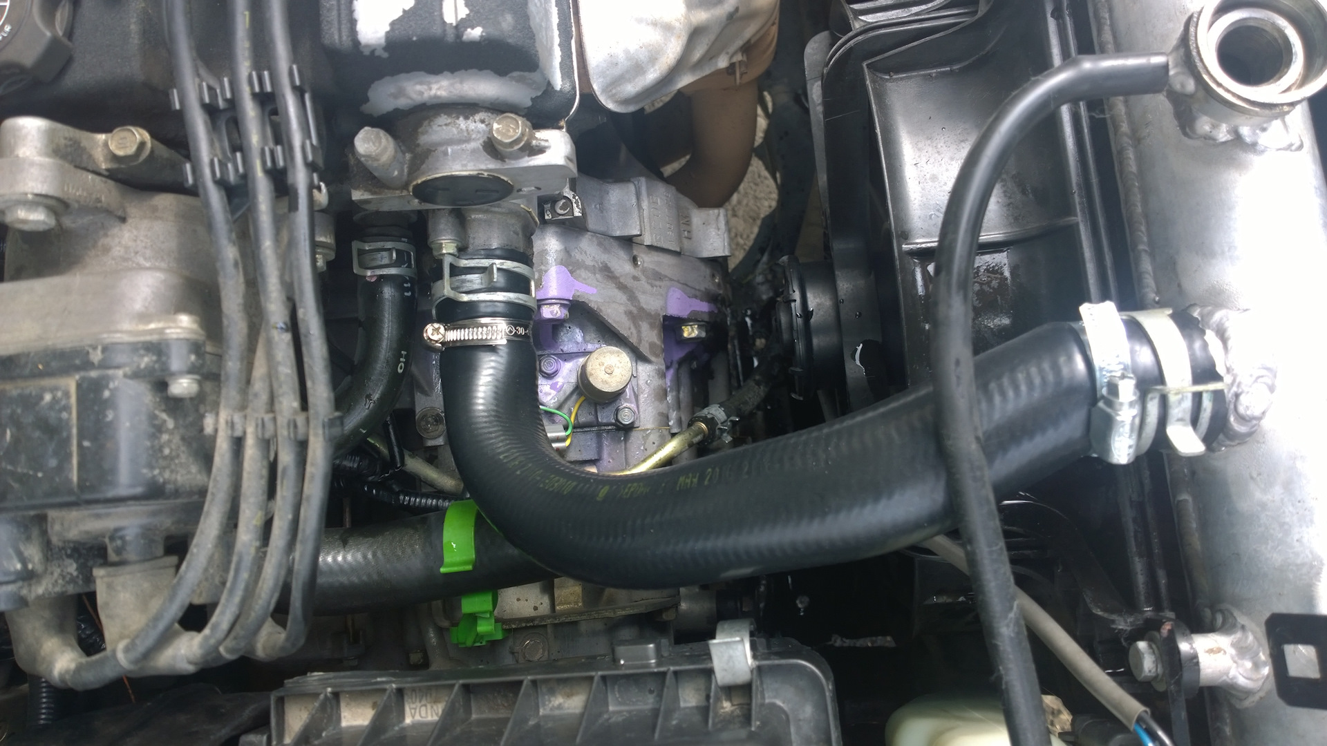 Замена верхнего патрубка радиатора. — Honda CR-V (RD1, RD2), 2 л, 1997 ...