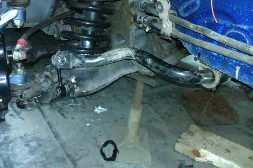 Как поменять стабилизатор на мазде кседос 6. Стабилизатор поперечной устойчивости нива 21214. Стабилизатор поперечной устойчивости нива 21213 передний. Установка переднего стабилизатора. Стабилизатор suzuki grand vitara.