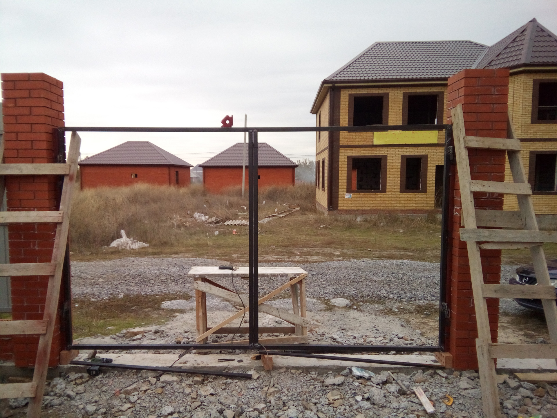 Деревянные ворота на дачу. Каркас ворот откатных 4000х2000. Ворота распашные 512кб. Раздвижные ворота на неровном участке. Дачные ворота своими руками.