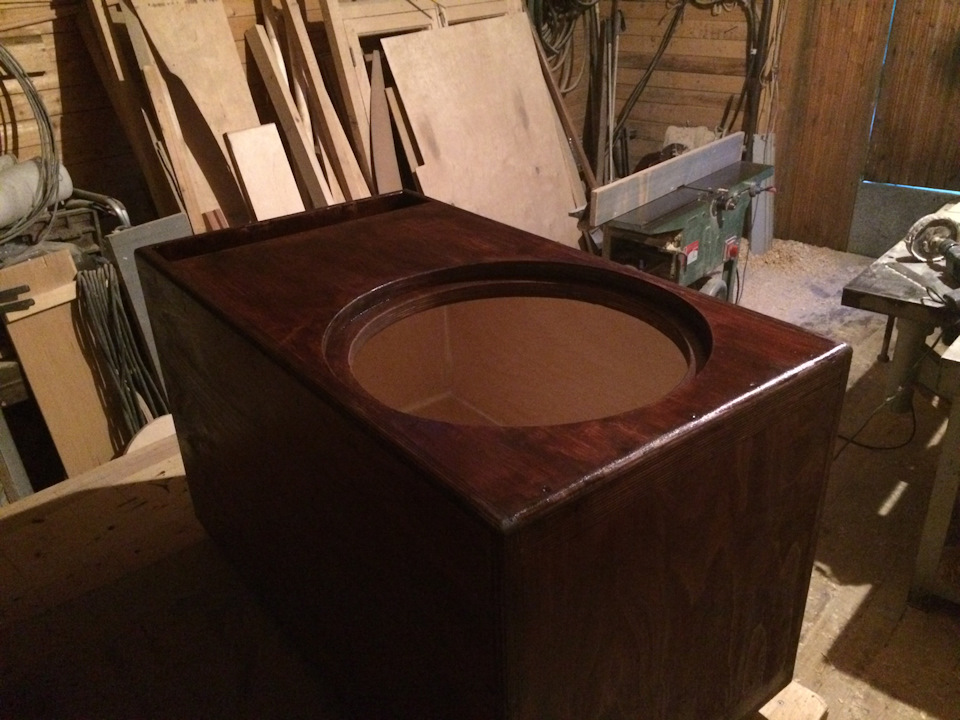 Глянцевый короб для сабвуфера. Короб под 2 12 приора седан. 22 короб. Лак саб. Лак саб.