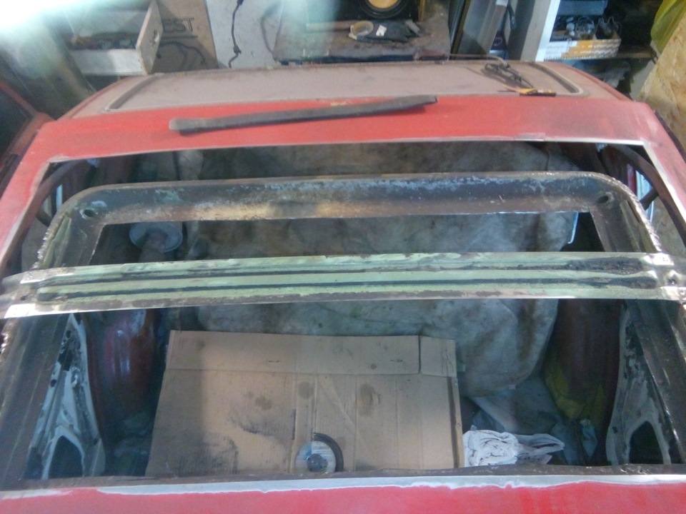 Вырезал корыто люка, оно тоже гнилющее, пальцем протыкалось… — Opel Kadett D