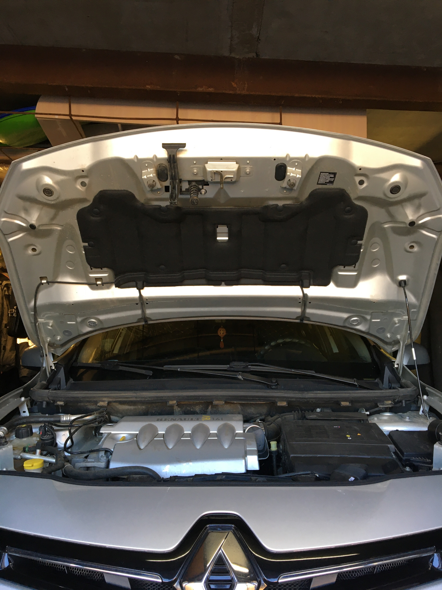 Защитный кожух ЭБУ, штатная шумоизоляция капота . — Renault Fluence, 1 ...