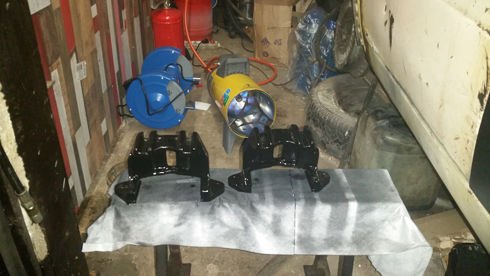 Первым делом покрасил скобки в модный черный цвет, красный ужо не в моде, да и лишнее внимание гайцов тоже не нужно. — Chevrolet Niva (1G)