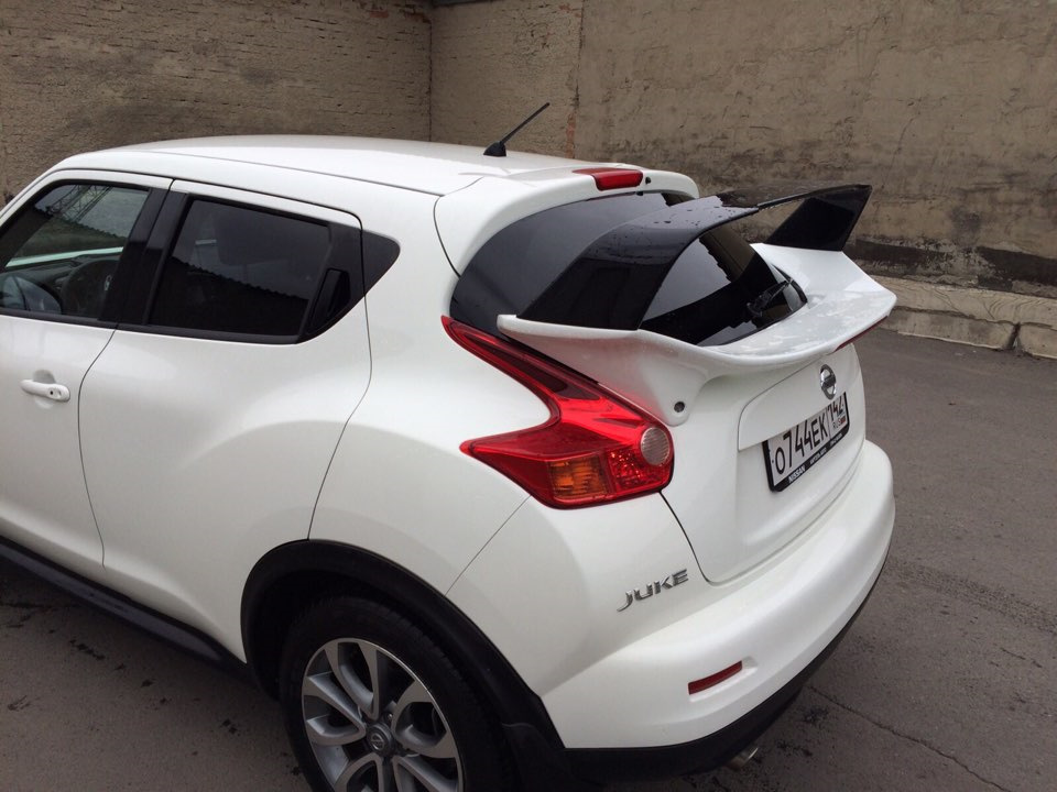 Спойлер жук. Nissan Juke f15. Nissan Juke f15 2015. Спойлер Impul Nissan Juke. Nissan Juke белый 2015.