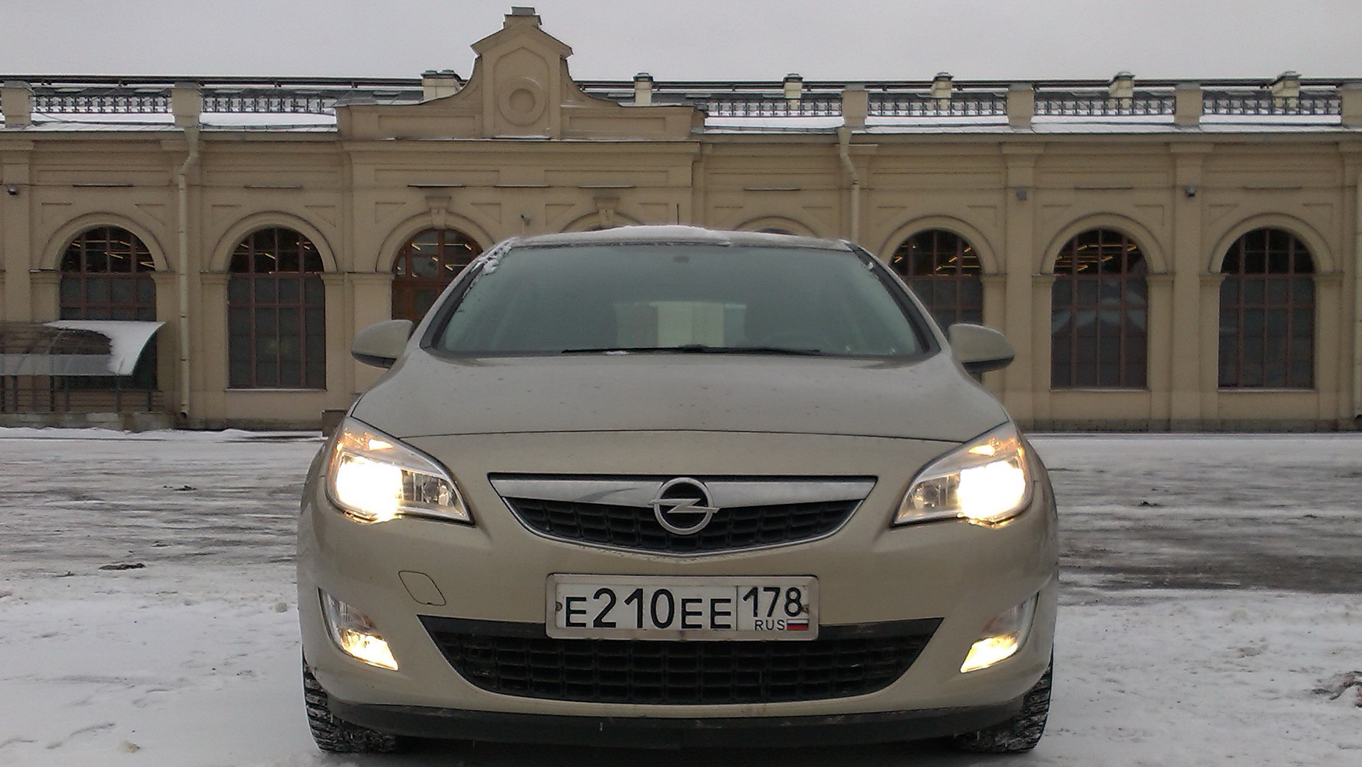 Ближний свет astra j. Opel Astra j ксенон в ПТФ. Желтые ПТФ Opel Astra j.