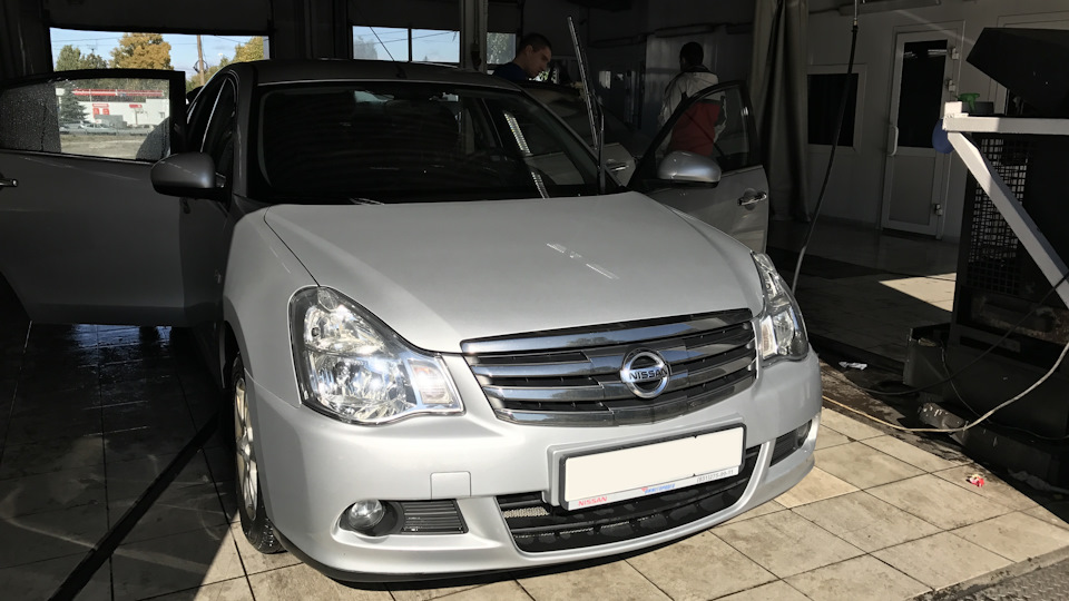 поменял лампу в противотуманке — Nissan Almera V (G11/15), 1,6 л, 2014 ...