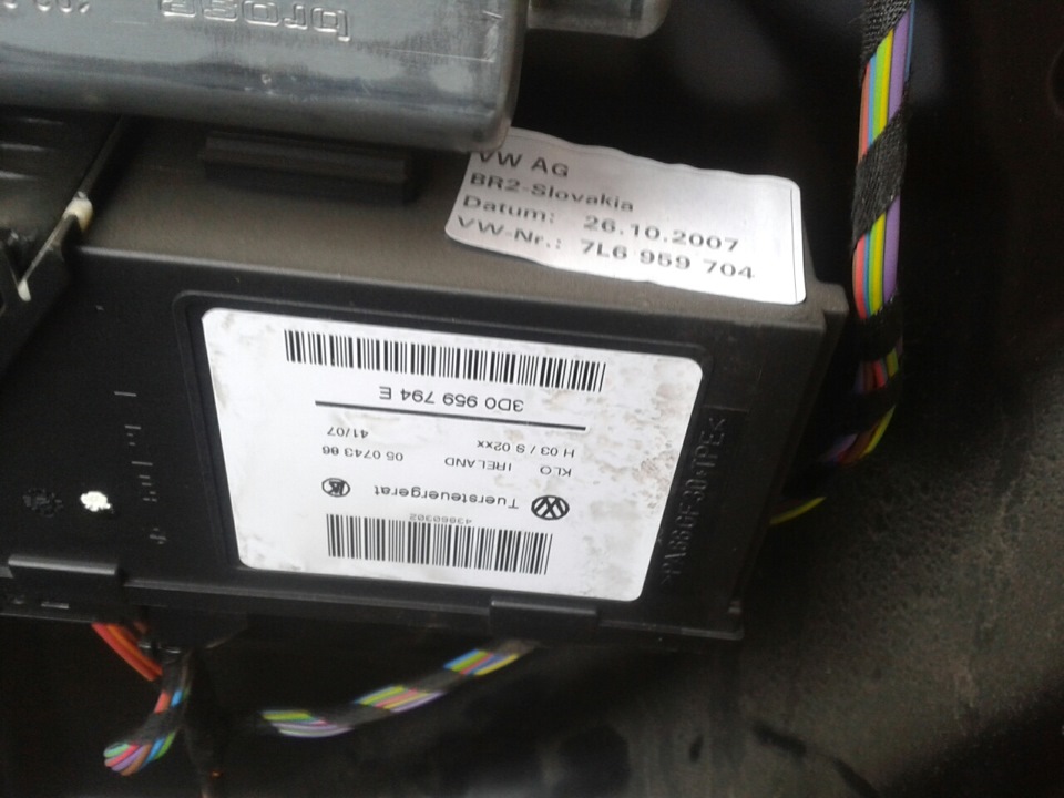 Моторчик стеклоподъемника — Volkswagen Touareg (1G). Запчасти на фото: 7L6959704