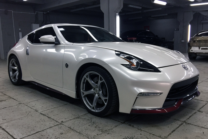 Белый перламутр. Ниссан 370z обклеенный. Nissan 35 белый металлик. Автомобиль белый перламутр. Красивый белый цвет автомобиля.