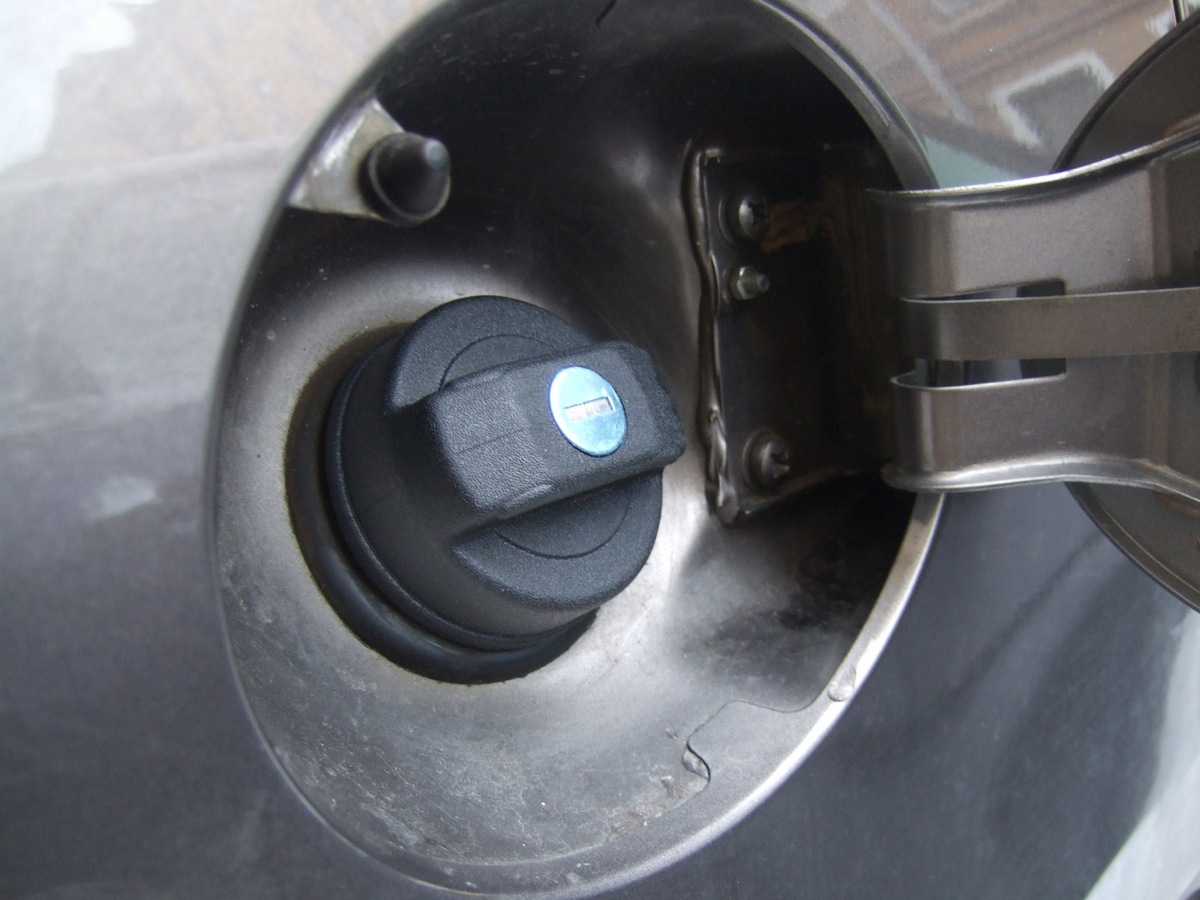 Заглушка на бензобак гранта. Кронштейн лючка бака форд фокус 2. Крышка бензобака гранта fl. Защита лючка бензобака гранта. Крышка бензобака гранта fl.