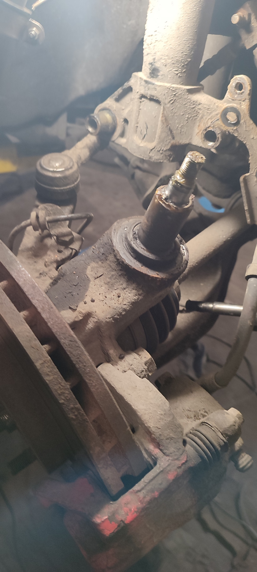 Замена подшипников поворотного кулака — Nissan Primera (P12), 1,6 л ...