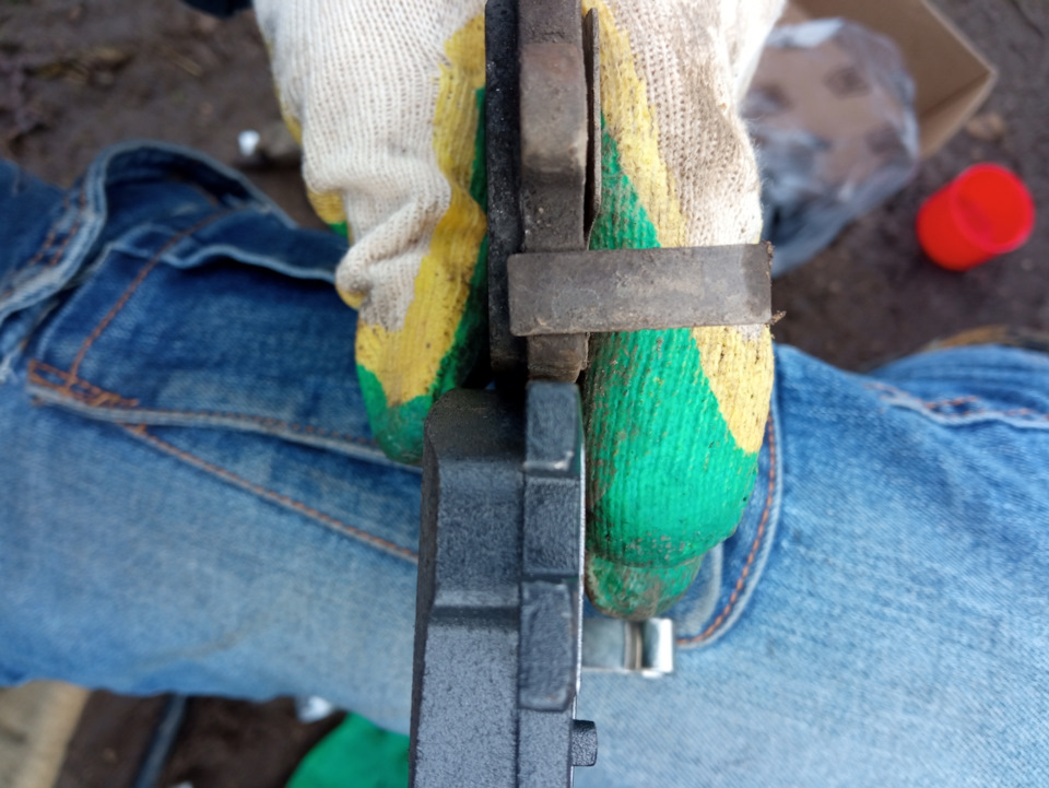 Замена тормозных колодок и направляющих суппорта (Как вдавить поршень ...