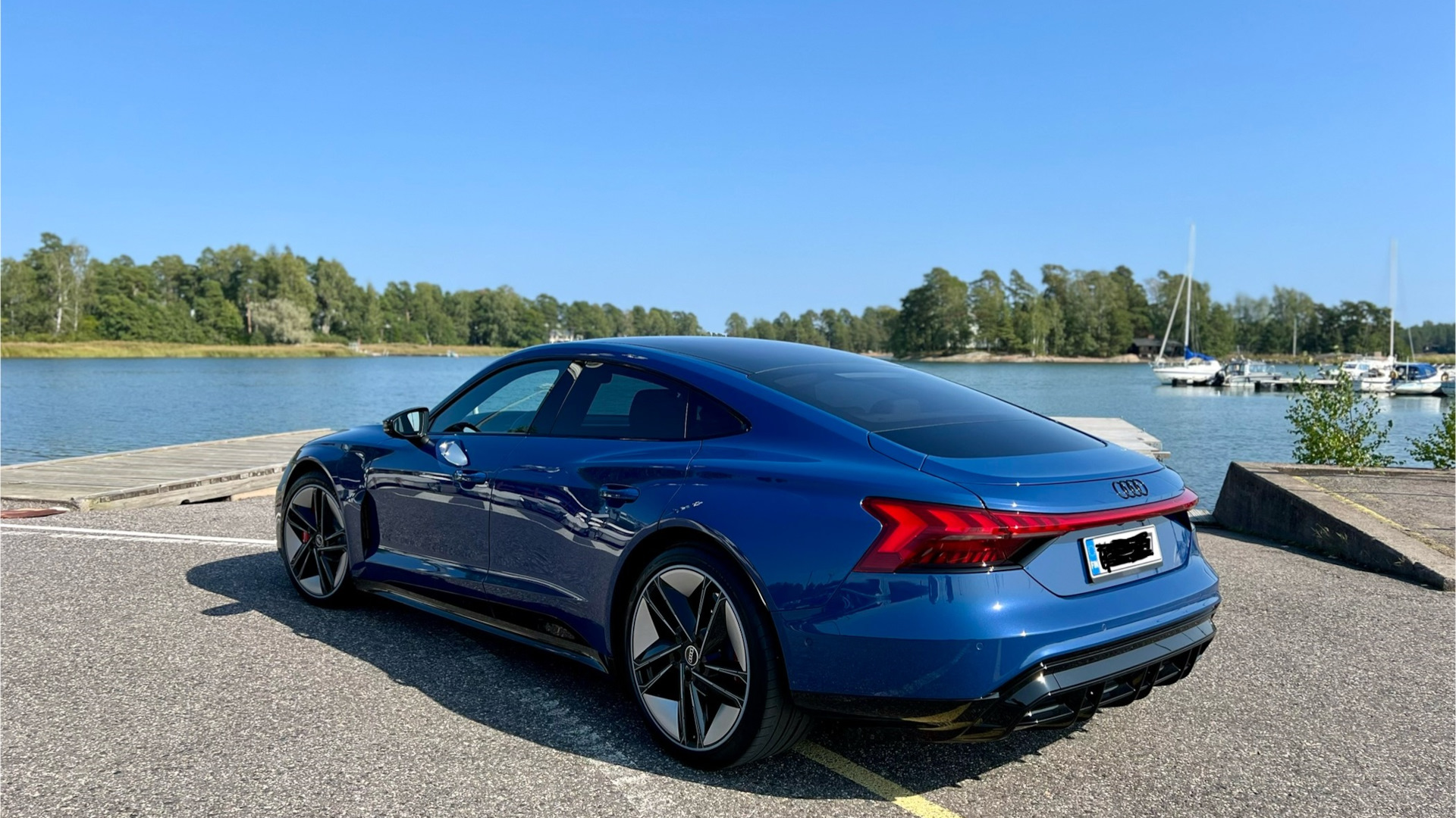 Audi e-tron GT: Флагманский электромобиль, сочетающий скорость, стиль и технологии