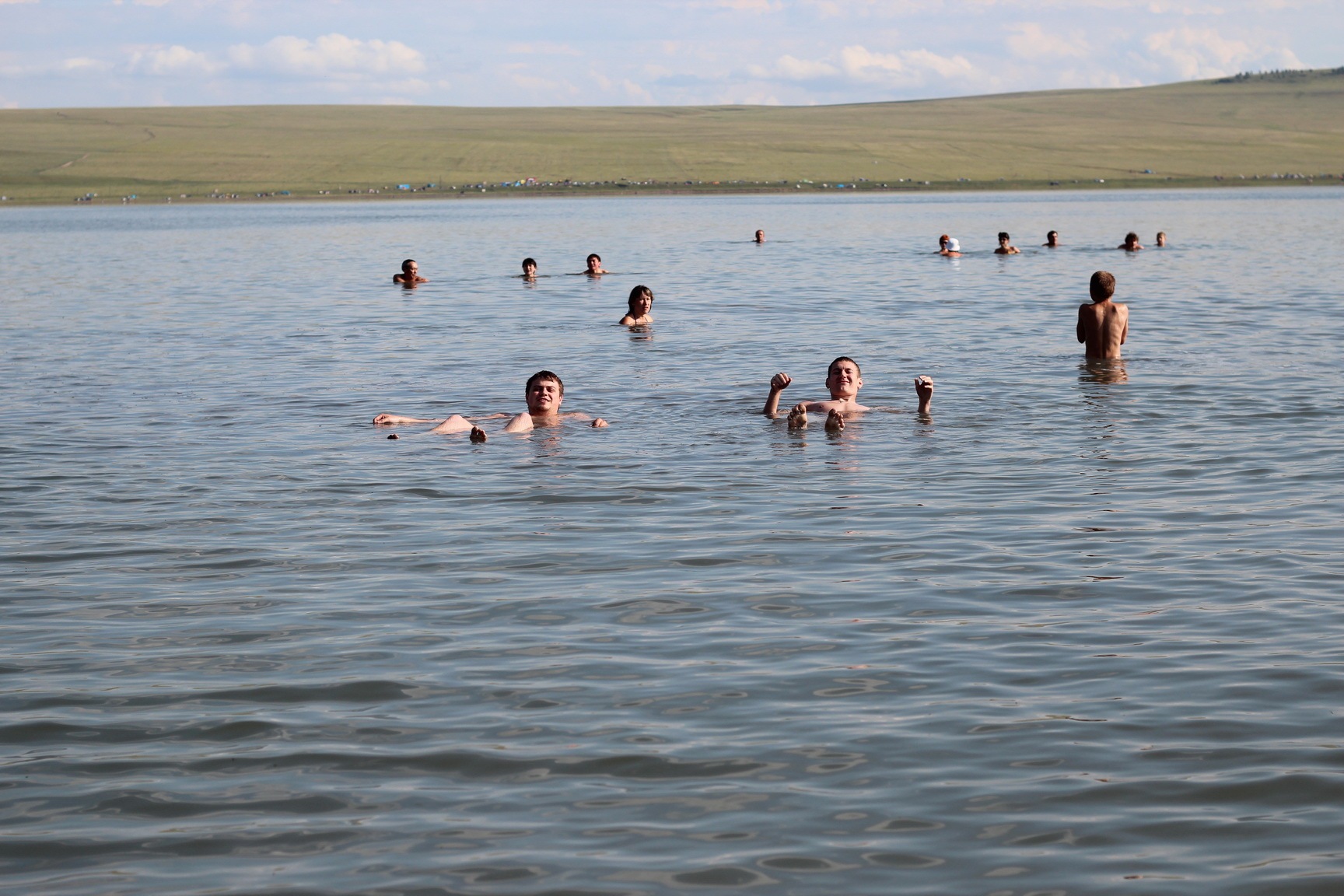 Есть мертвое озеро. Мёртвое озеро Казахстан. Озеро Казахстане Мертвое озеро. Мёртвое озеро Казахстан утопленники. Барнаул Мертвое озеро Казахстан.
