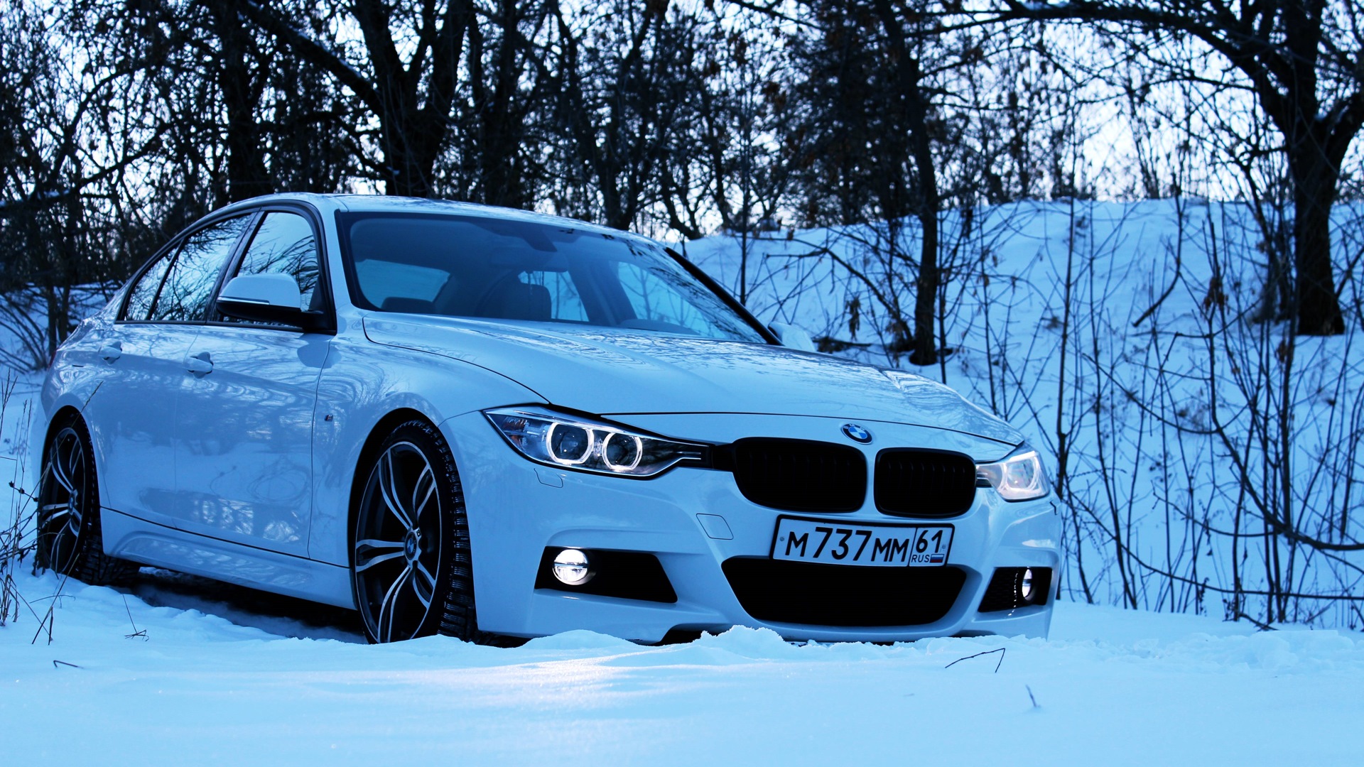 Bmw холодно. BMW f30 зима. BMW f30 зимняя. BMW 5 f30 зима. BMW f30 зимой.