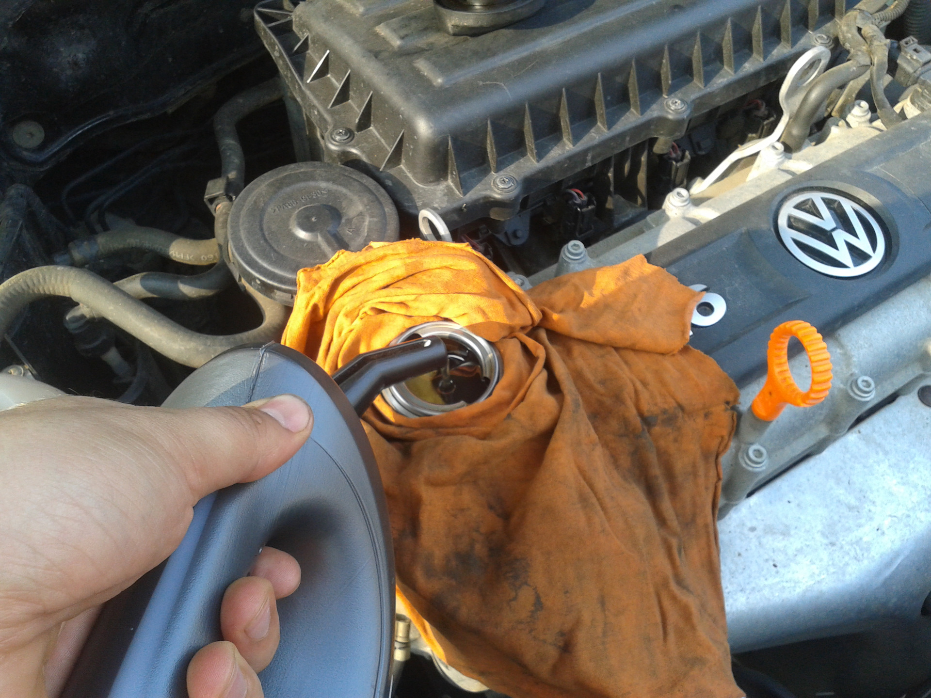 воронка для залива масла в двигатель фольксваген. масла для двигателя 1. замена масла фольксваген поло 1. залить масло polo. двигатель фольксваген поло седан 1.