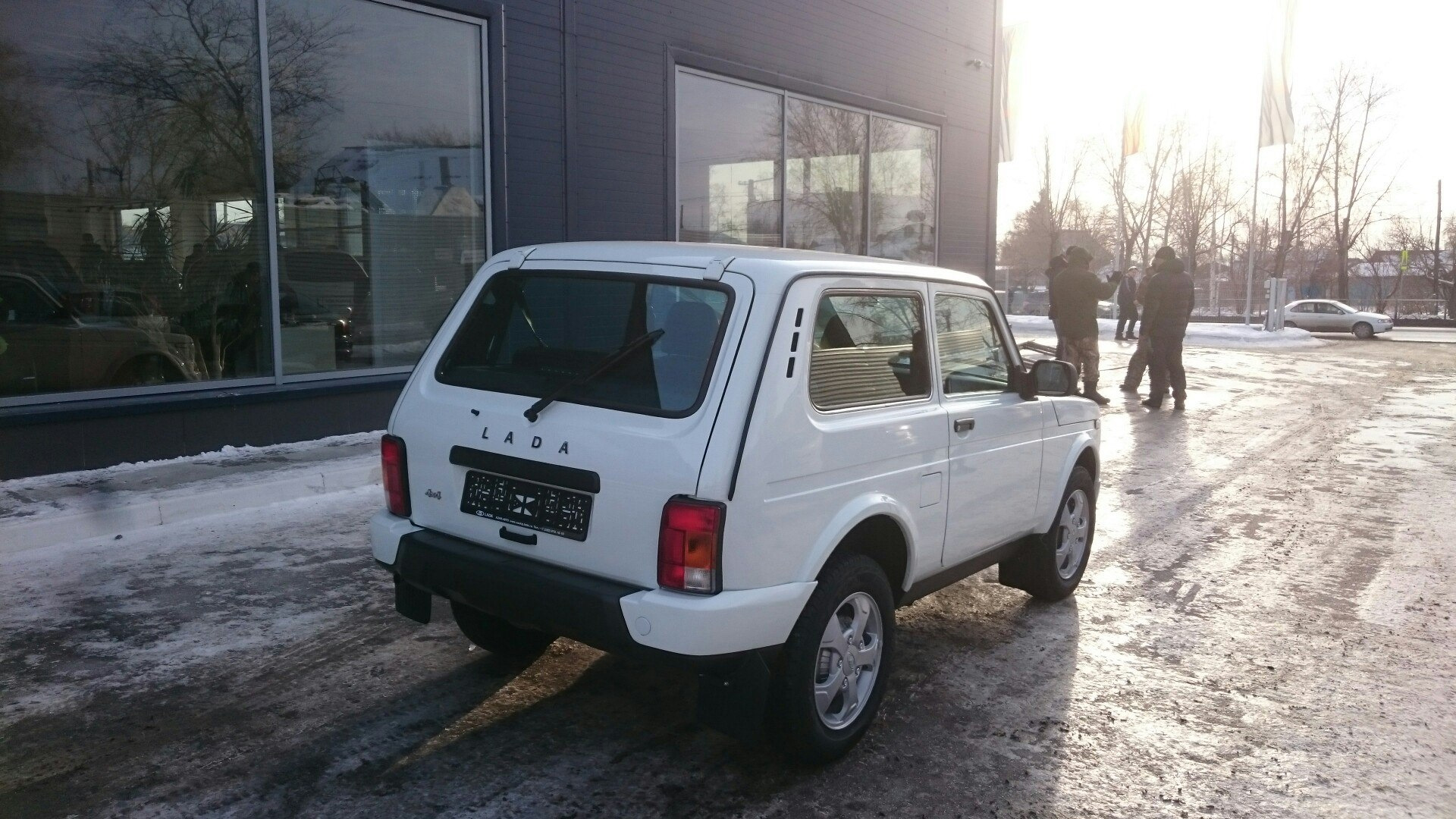 Авито кабардино балкария авто с пробегом. Нива Урбан белая с задт. Нива Урбан белая сзади. Нива Урбан белая р23. Нива Урбан сзади.