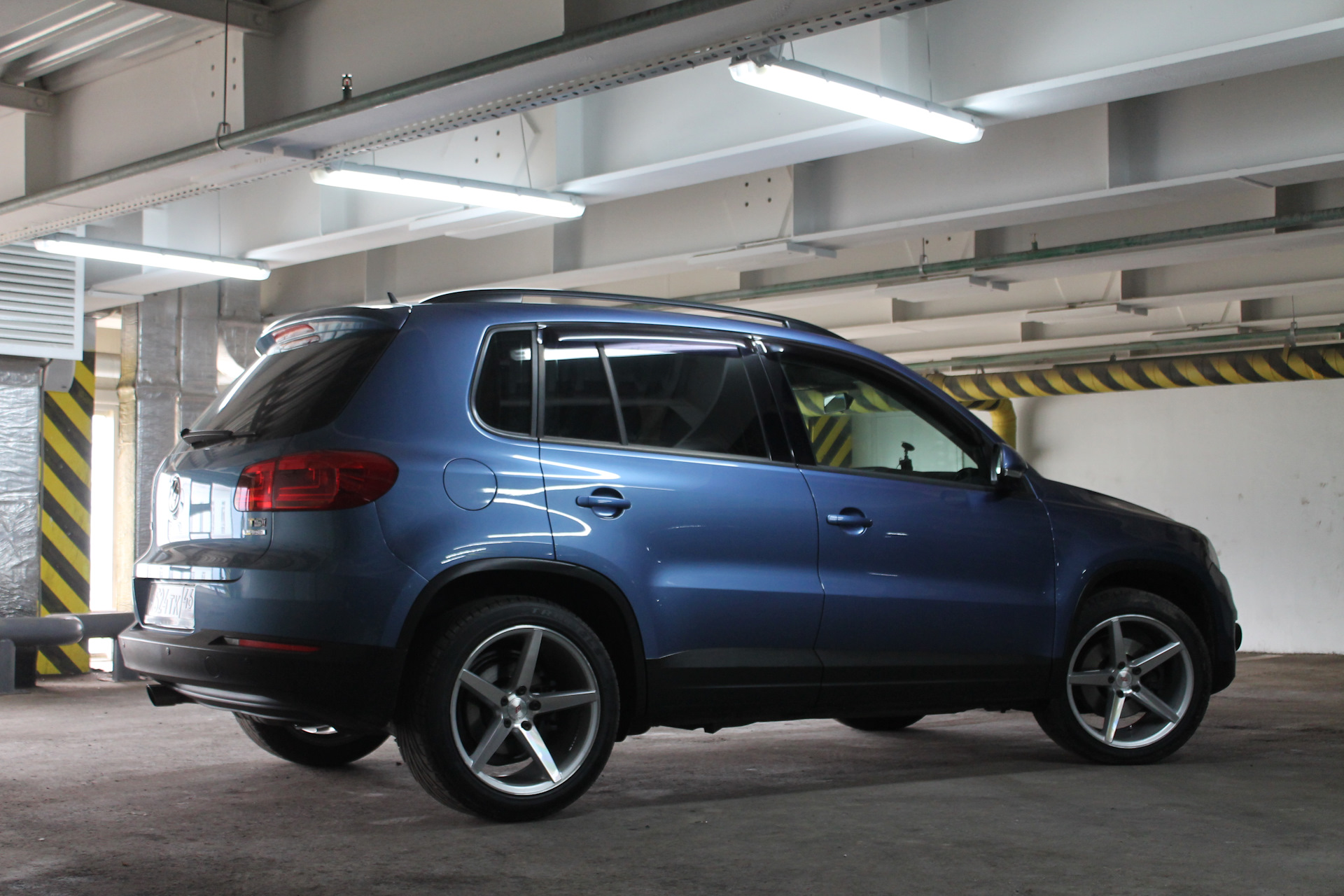 Колеса 19 tiguan 2. Тигуан белый r18. Тигуан 1 на 18 колесах. Диски тигуан вылет. Tiguan 1 r18.