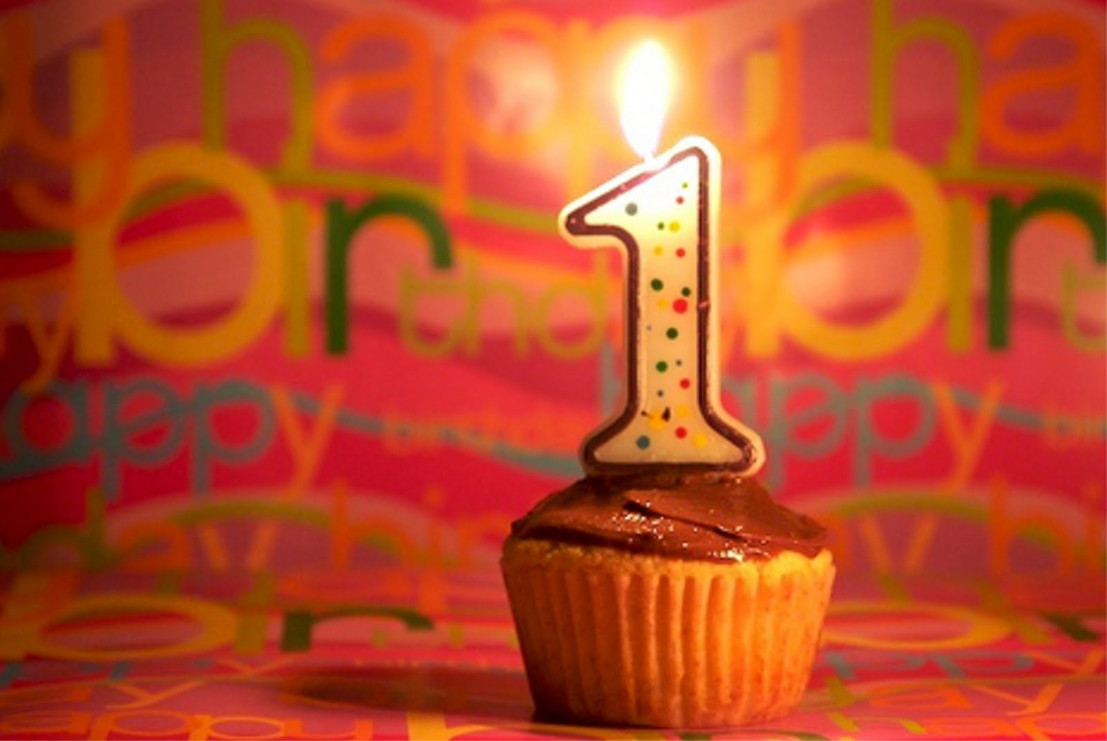 С первым годом с юбилеем. Нам 1 годик. Открытка с годовщиной работы в компании. День рождения компании 1 год. Юбилей 1 год.
