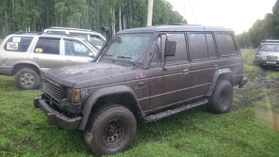 Бобик, верный традициям, вновь продемонстрировал мастерство преодоления грязных участков, заслуженно заняв лидирующую позицию в рейтинге самых «загрязненных» автомобилей — Mitsubishi Pajero (1G)