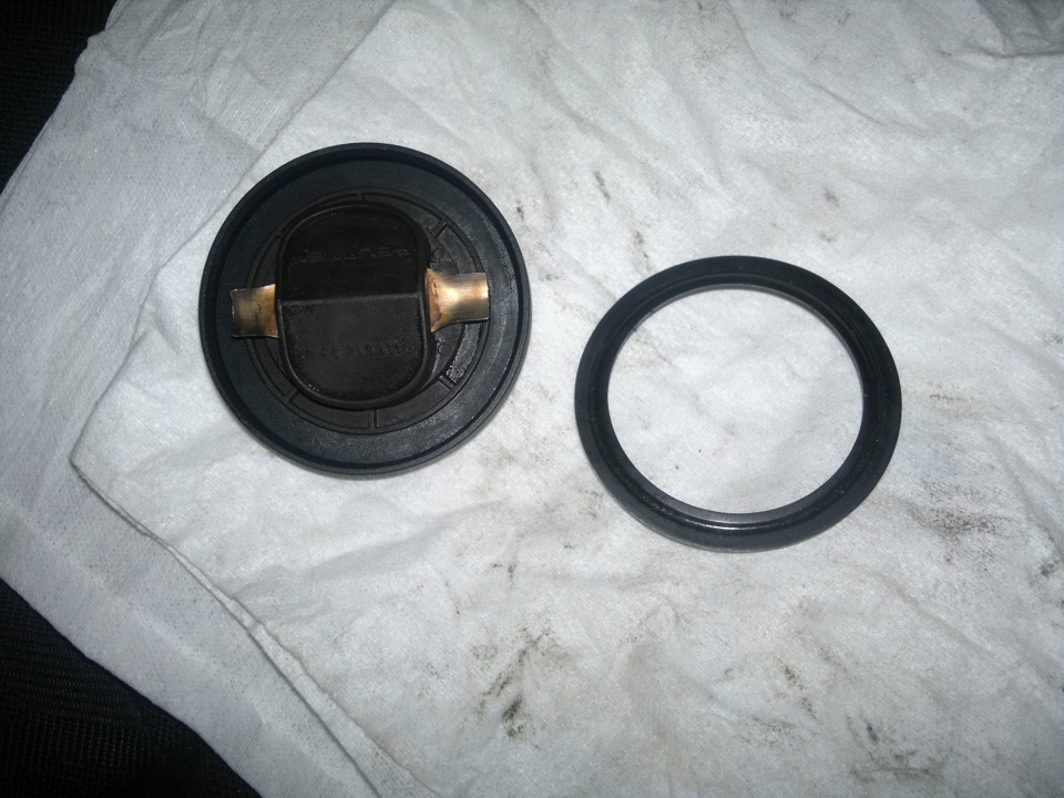 Замена уплотнения на крышке маслозаливной горловины — Mercedes-Benz C ...