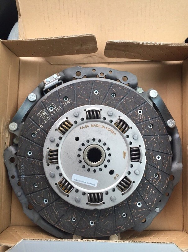 Утром заказав диск, к вечеру пришел долгожданный подарок. Сказали что один касяк что он идет без выжимного. У меня выжимногму 2 недели так что я не расстороился, пока не увидел вот это! Меня пи*ять уверяли, что это имеено то, и что оно встанет, причем какой то механник который альф не видал в глаза. Тут диск с пружинами и с прямым выжимом…найти больше несмоги ничего…вернули гроши… — Alfa Romeo 166. Запчасти на фото: 5161215