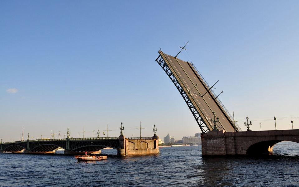 Троицкий мост фото разведенный