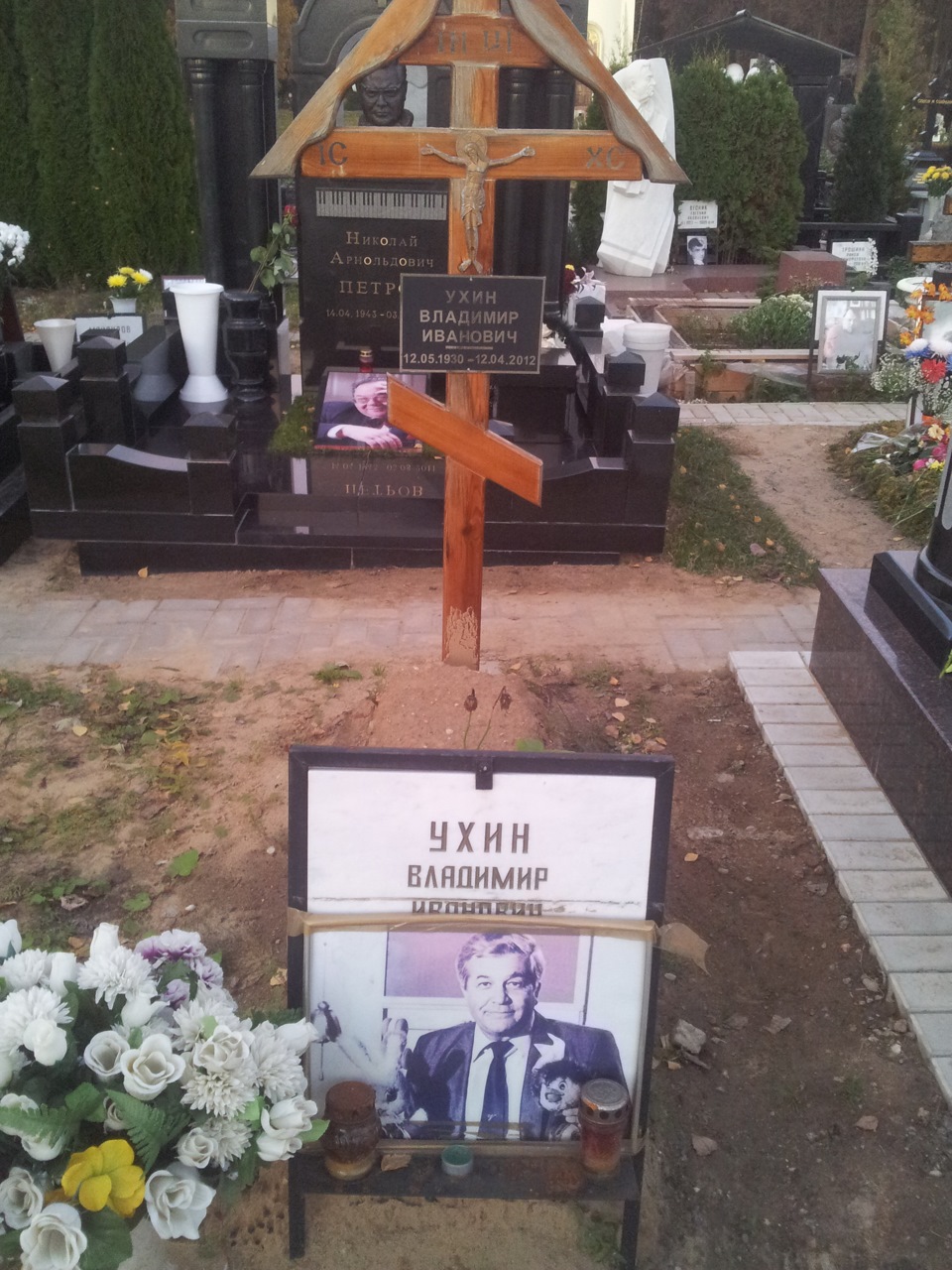 Памятники на Троекуровском кладбище знаменитых людей фото