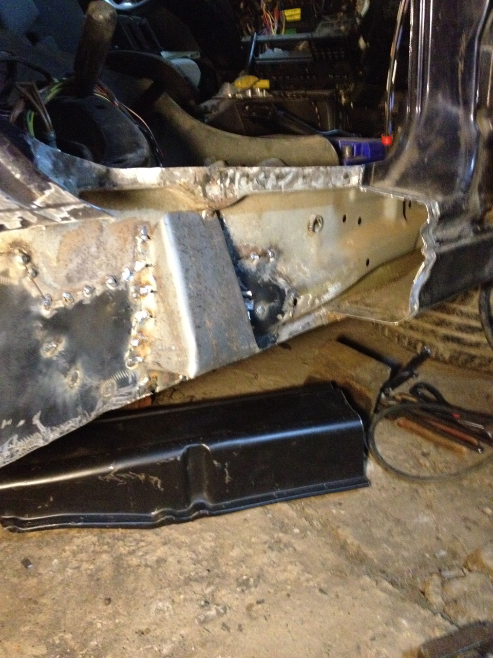 Чем варить пороги. Пороги БМВ е34. Сварка днища е34. Варить пороги железным профилем Ниссан Рнесса.