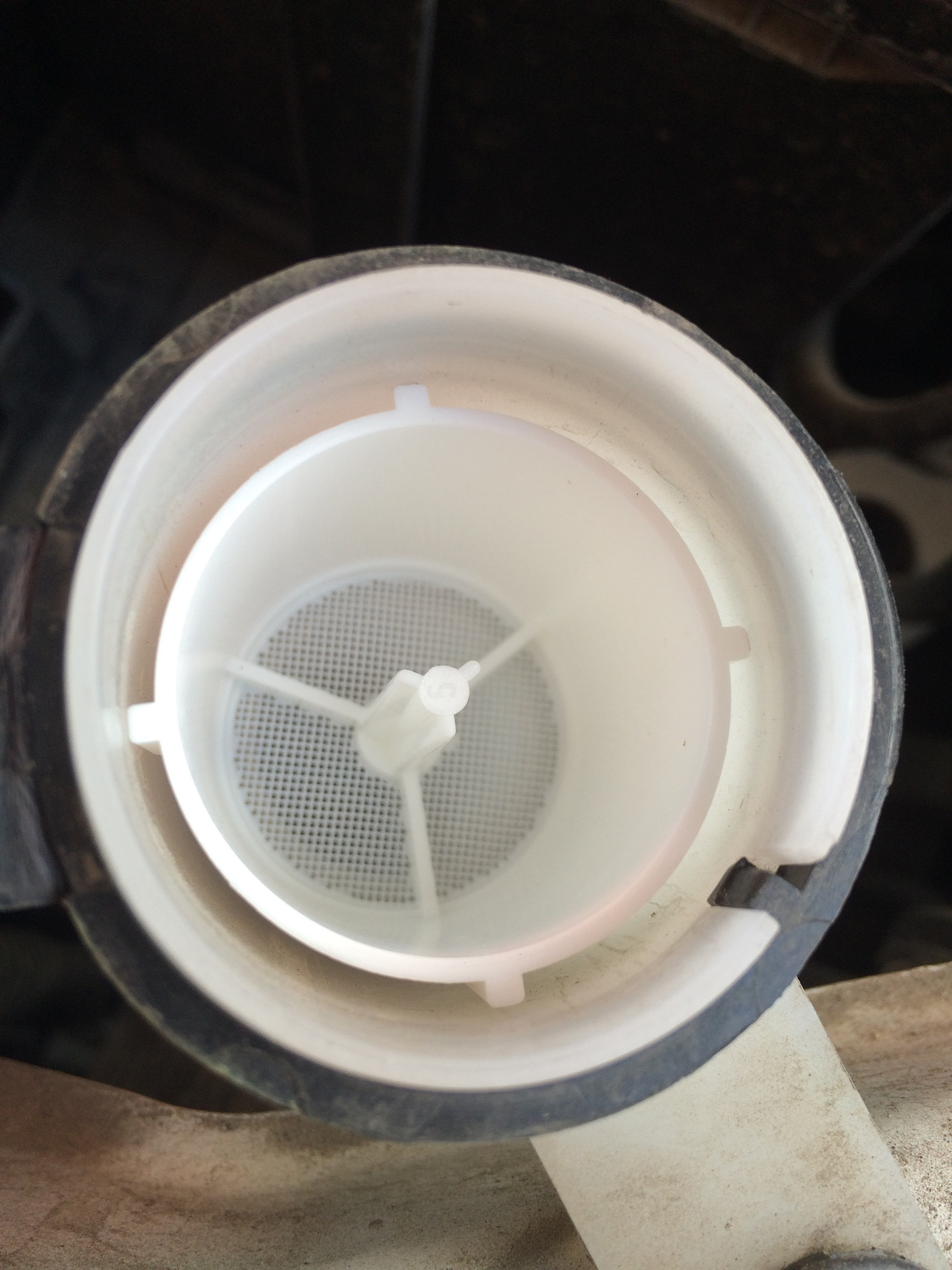 Фильтр жидкости стеклоомывателя. — Opel Mokka, 1,8 л, 2015 года ...