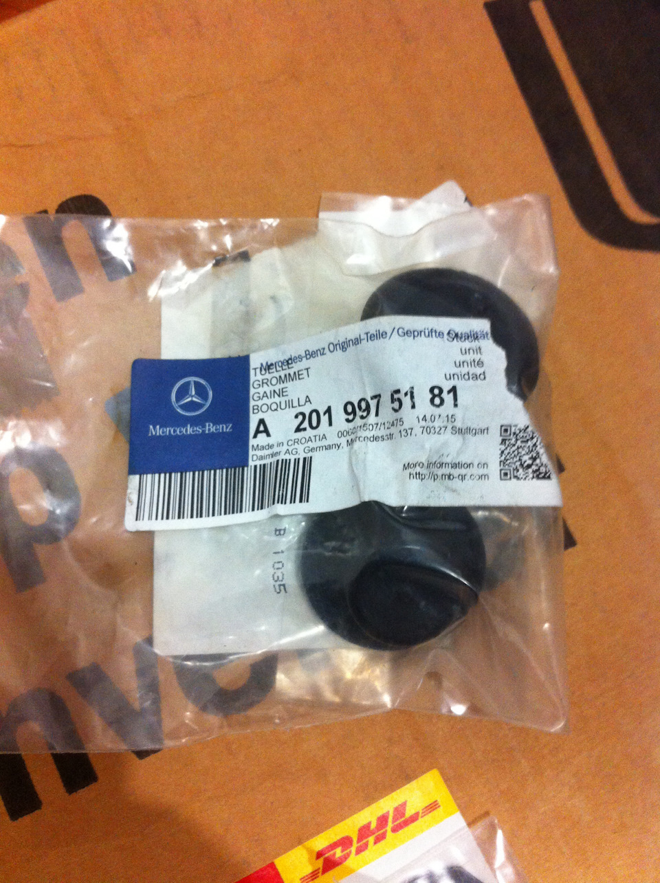 Резинки не помню куда, на днище — Mercedes-Benz 190 (W201). Запчасти на фото: A2019975181