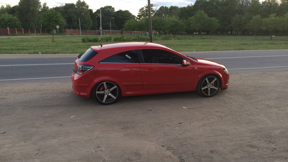 Opel Astra h GTC красная