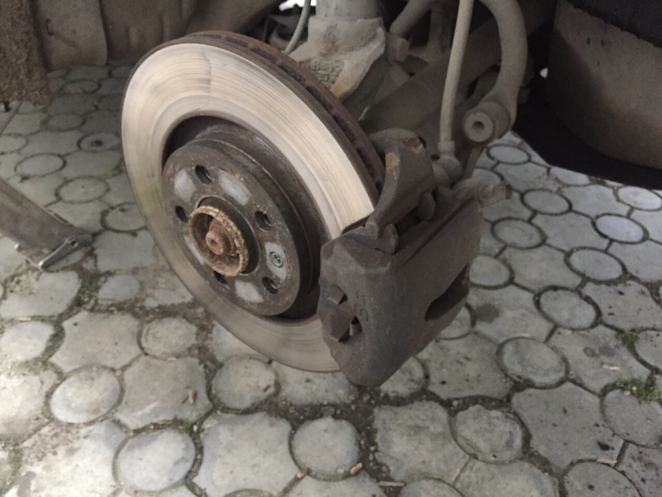 Красные суппорта — Volkswagen Golf Mk4, 1,9 л, 2002 года | тюнинг | DRIVE2