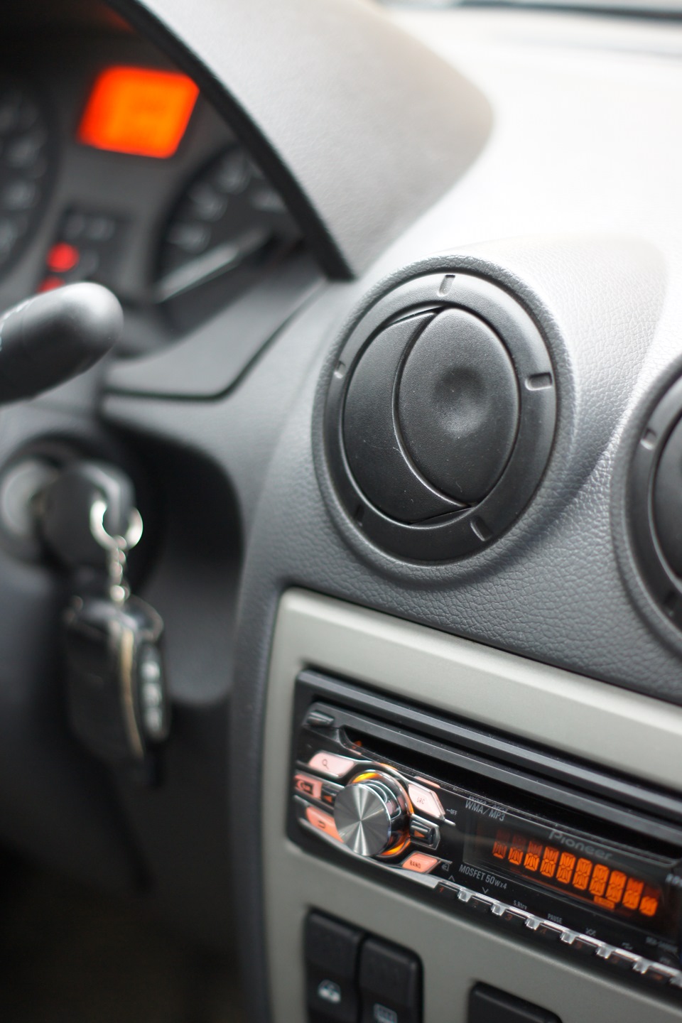 Автомагнитола Pioneer deh-3400ub — Renault Logan (1G), 1,6 л, 2008 года ...